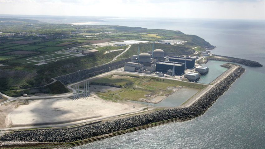 Vue aérienne du site de l’EPR en mai 2005, avec les deux réacteurs actuels au second plan. (photo : ©EDF - Philippe Brault)