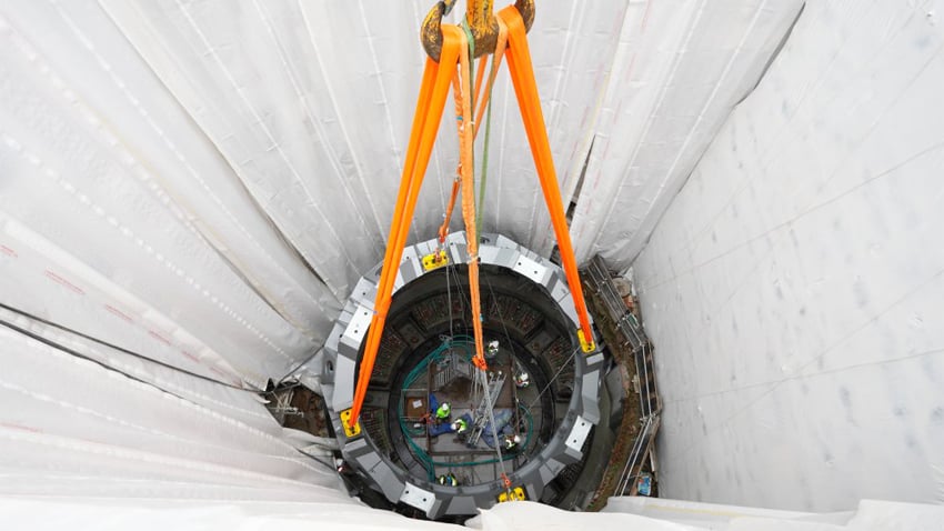 Un anneau « support », lourd de 54 tonnes, maintiendra en place la cuve dans la piscine du réacteur. Ici, la mise en place de cet élément, le premier du circuit primaire à être installé sur le site de Flamanville. (photo : ©EDF - Alexis Morin) ﻿