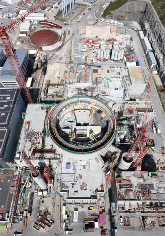Le bâtiment du réacteur, au centre, sera entouré de 4 bâtiments abritant des systèmes de sécurité. En haut à droite, le dôme attend d’être posé (ici en septembre 2012), une fois le bâtiment terminé. (photo : ©EDF - Alexis Morin)