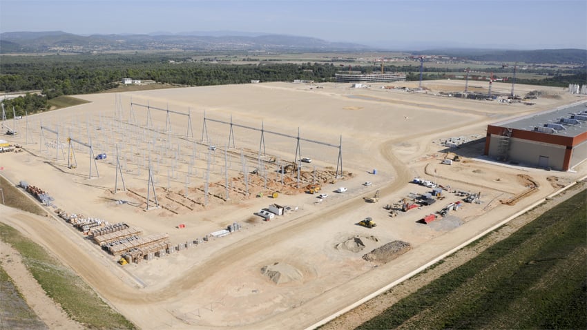 La plateforme ITER s’étend sur 1 km de long et 300 m de large. Au premier plan, le poste électrique, au fond, la fosse d’isolation sismique où sera construit le tokamak. (Photo de septembre 2011 : Altivue/ITER Organization) ﻿