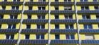 Rangée de panneaux solaires sur un bâtiment ensoleillé