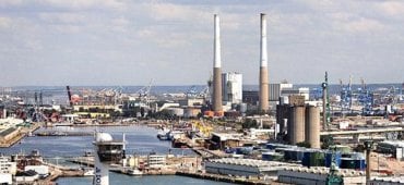 Vue aérienne du port et de la centrale au charbon du Havre.