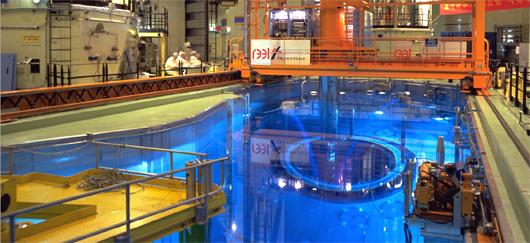 piscine de réacteur nucléaire à l'intérieur d'une centrale
