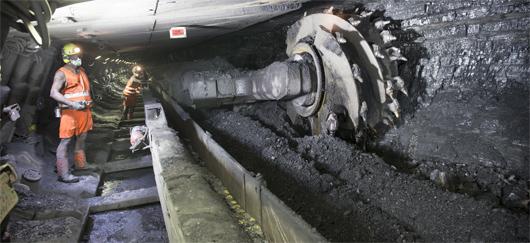 Forage à l'intérieur d'une mine de charbon